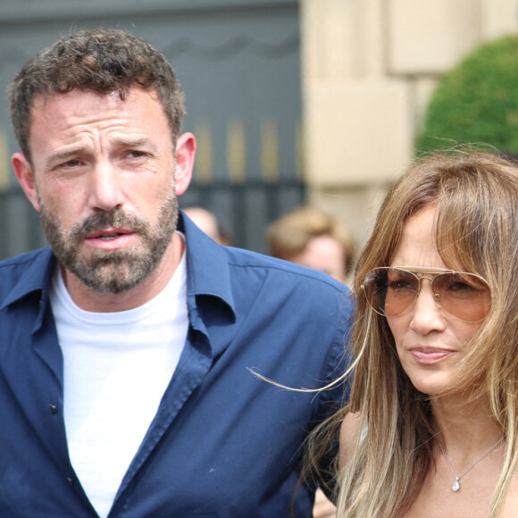 Ben Affleck et sa femme Jennifer Affleck (Lopez) quittent l'hôtel Crillon avec violet pour aller déjeuner dans un restaurant lors de leur lune de miel à Paris le 23 juillet 2022.