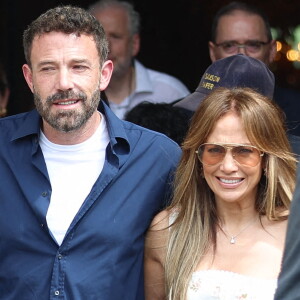 Ben Affleck et sa femme Jennifer Affleck (Lopez) quittent l'hôtel Crillon avec violet pour aller déjeuner dans un restaurant lors de leur lune de miel à Paris