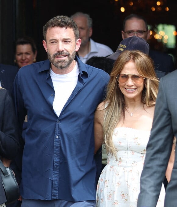 Ben Affleck et sa femme Jennifer Affleck (Lopez) quittent l'hôtel Crillon avec violet pour aller déjeuner dans un restaurant lors de leur lune de miel à Paris