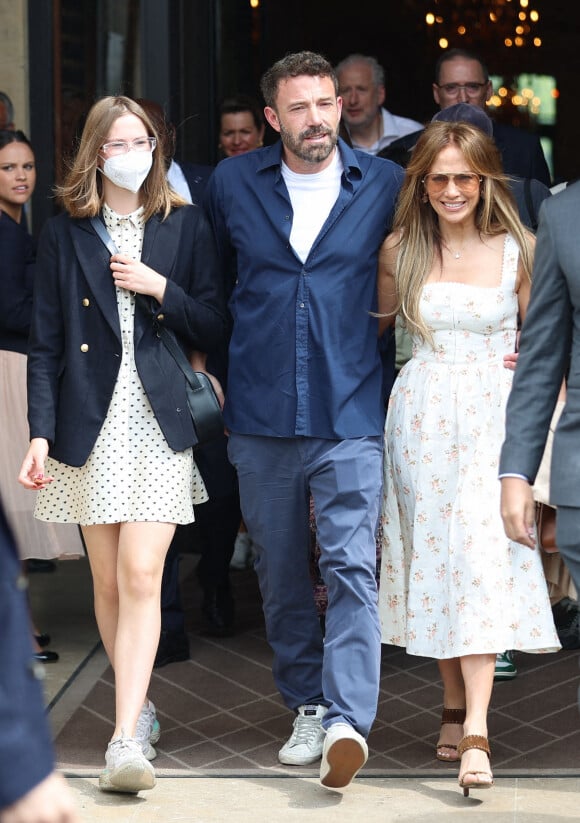 Ben Affleck et sa femme Jennifer Affleck (Lopez) quittent l'hôtel Crillon avec violet pour aller déjeuner dans un restaurant lors de leur lune de miel à Paris le 23 juillet 2022.