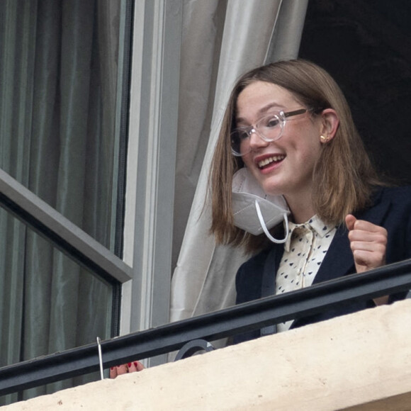 Ben Affleck et sa fille Violet apparaissent à la fenêtre de l'hôtel Crillon avant d'aller déjeuner en famille à Paris le 23 juillet 2022.