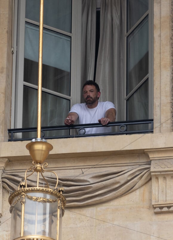 Ben Affleck et sa fille Violet apparaissent à la fenêtre de l'hôtel Crillon avant d'aller déjeuner en famille à Paris le 23 juillet 2022.