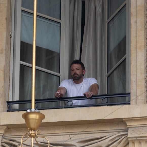 Ben Affleck et sa fille Violet apparaissent à la fenêtre de l'hôtel Crillon avant d'aller déjeuner en famille à Paris le 23 juillet 2022.