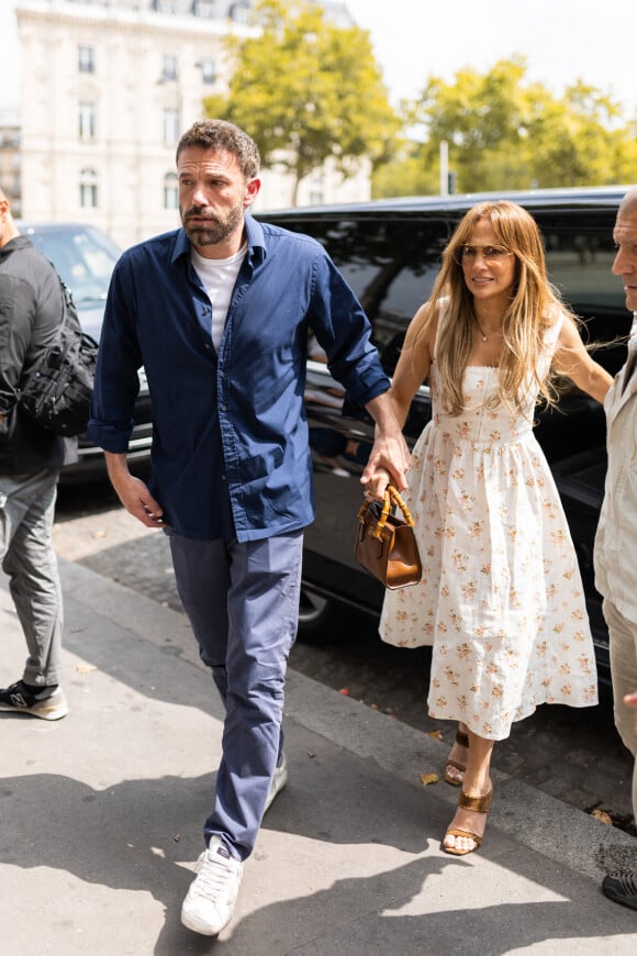 Ben Affleck et sa femme Jennifer Affleck (Lopez) vont déjeuner avec leurs filles respectives au restaurant "Les Jardins du Presbourg" lors de leur lune de miel à Paris le 23 juillet 2022. 