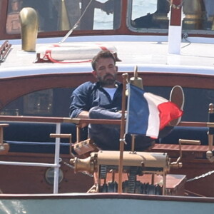 Ben Affleck et sa femme Jennifer Affleck (Lopez) font une croisière sur la seine avec leurs enfants respectifs Seraphina, Violet, Maximilian et Emme lors de leur lune de miel à Paris le 23 juillet 2022.