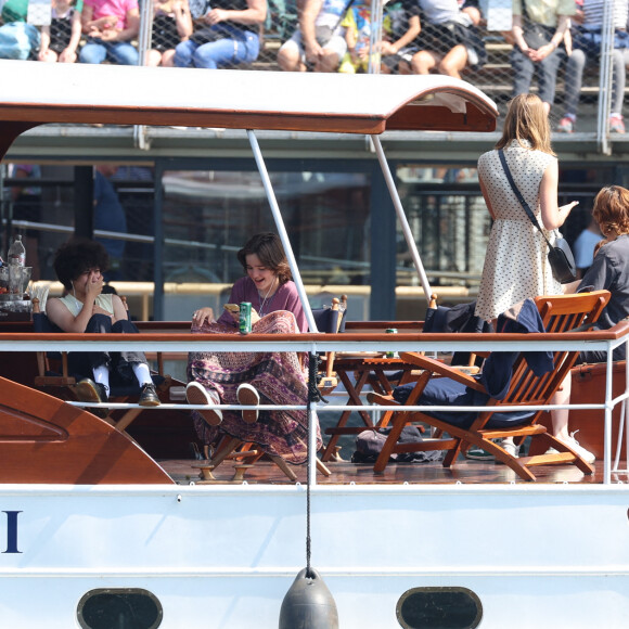 Ben Affleck et sa femme Jennifer Affleck (Lopez) font une croisière sur la seine avec leurs enfants respectifs Seraphina, Violet, Maximilian et Emme lors de leur lune de miel à Paris le 23 juillet 2022.
