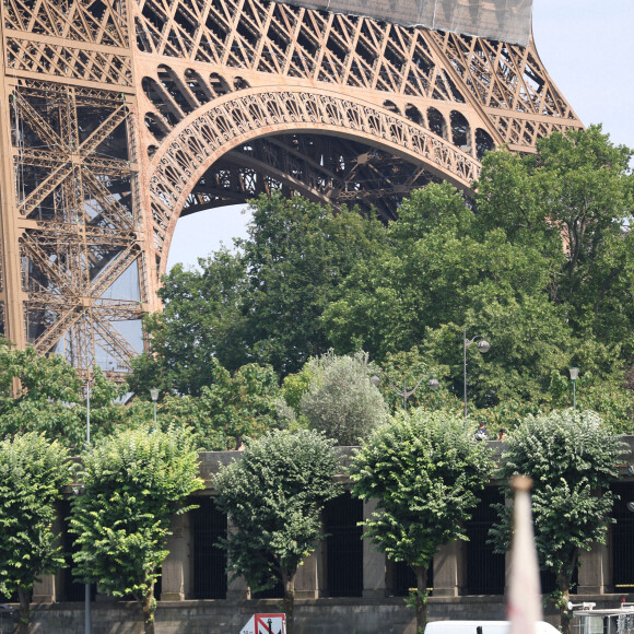 Ben Affleck et sa femme Jennifer Affleck (Lopez) font une croisière sur la seine avec leurs enfants respectifs Seraphina, Violet, Maximilian et Emme lors de leur lune de miel à Paris le 23 juillet 2022.