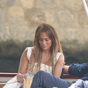 Ben Affleck et sa femme Jennifer Affleck (Lopez) font une croisière sur la seine avec leurs enfants respectifs Seraphina, Violet, Maximilian et Emme lors de leur lune de miel à Paris le 23 juillet 2022.