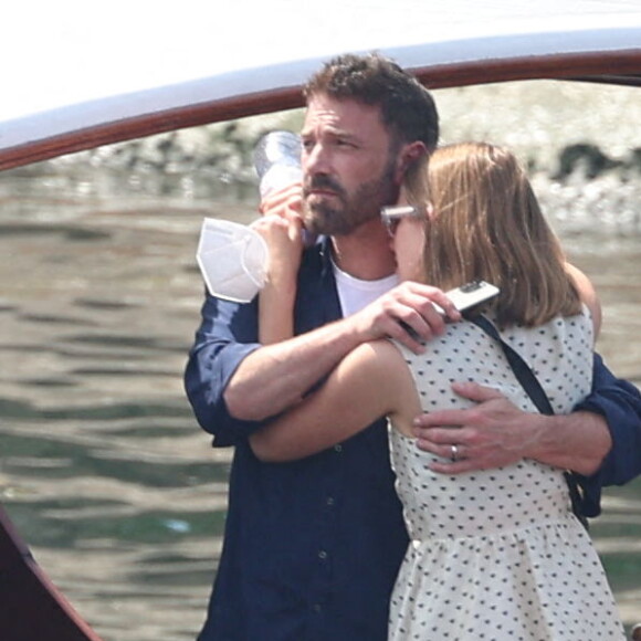 Ben Affleck et sa femme Jennifer Affleck (Lopez) font une croisière sur la seine avec leurs enfants respectifs Seraphina, Violet, Maximilian et Emme lors de leur lune de miel à Paris le 23 juillet 2022.