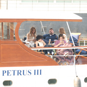 Ben Affleck et sa femme Jennifer Affleck (Lopez) font une croisière sur la seine avec leurs enfants respectifs Seraphina, Violet, Maximilian et Emme lors de leur lune de miel à Paris le 23 juillet 2022.