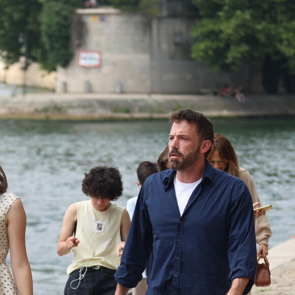 Ben Affleck et sa femme Jennifer Affleck (Lopez) font une croisière sur la seine avec leurs enfants respectifs Seraphina, Violet, Maximilian et Emme lors de leur lune de miel à Paris le 23 juillet 2022.