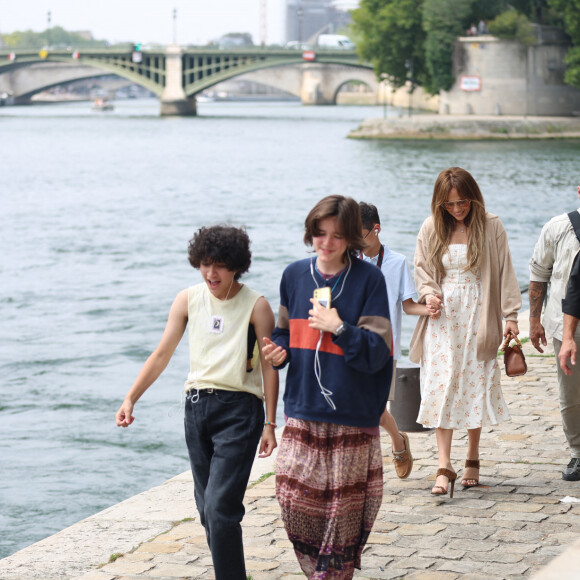 Ben Affleck et sa femme Jennifer Affleck (Lopez) font une croisière sur la seine avec leurs enfants respectifs Seraphina, Violet, Maximilian et Emme lors de leur lune de miel à Paris le 23 juillet 2022.