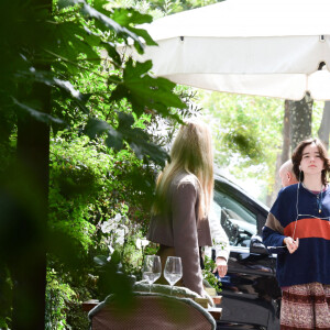 Exclusif - Ben Affleck et sa femme Jennifer Affleck (Lopez) vont déjeuner avec leurs filles respectives Seraphina, Violet et Emme au restaurant "Les Jardins du Presbourg" lors de leur lune de miel à Paris le 23 juillet 2022.