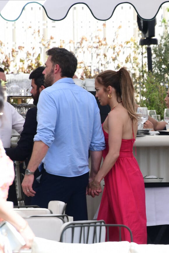 Ben Affleck et sa femme Jennifer Affleck (Lopez) ont déjeuné au restaurant "Loulou" avec leurs enfants respectifs Seraphina, Violet, Maximilian et Emme le jour du 53ème anniversaire de J.Lo lors de leur lune de miel à Paris le 24 juillet 2022.