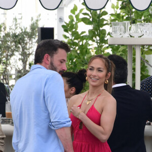 Ben Affleck et sa femme Jennifer Affleck (Lopez) ont déjeuné au restaurant "Loulou" avec leurs enfants respectifs Seraphina, Violet, Maximilian et Emme le jour du 53ème anniversaire de J.Lo lors de leur lune de miel à Paris le 24 juillet 2022.