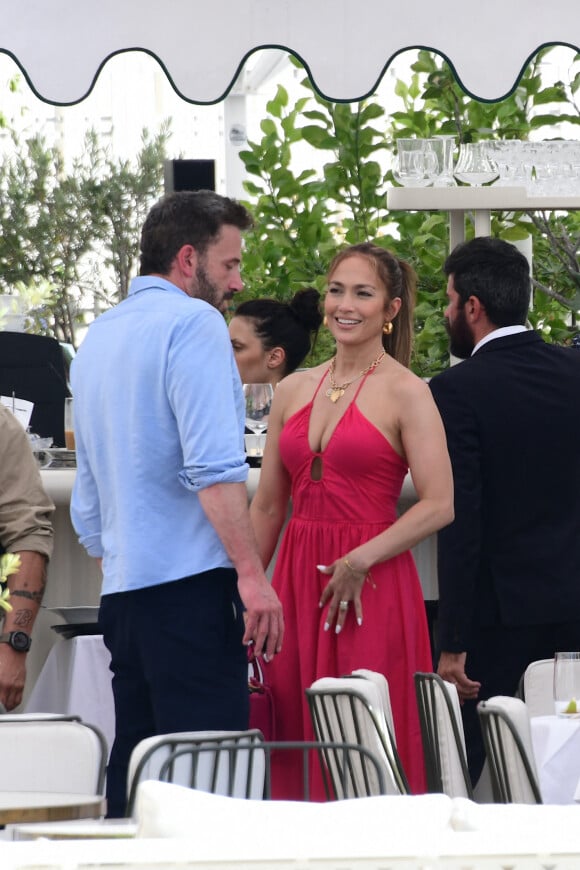 Ben Affleck et sa femme Jennifer Affleck (Lopez) ont déjeuné au restaurant "Loulou" avec leurs enfants respectifs Seraphina, Violet, Maximilian et Emme le jour du 53ème anniversaire de J.Lo lors de leur lune de miel à Paris le 24 juillet 2022.