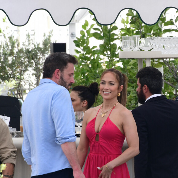 Ben Affleck et sa femme Jennifer Affleck (Lopez) ont déjeuné au restaurant "Loulou" avec leurs enfants respectifs Seraphina, Violet, Maximilian et Emme le jour du 53ème anniversaire de J.Lo lors de leur lune de miel à Paris le 24 juillet 2022.