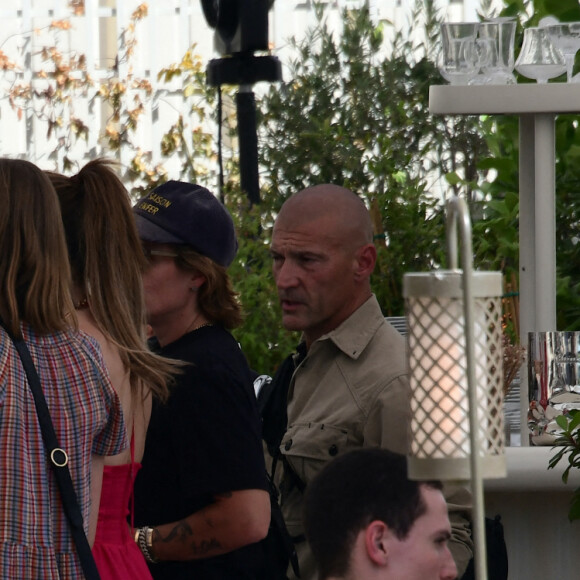 Ben Affleck et sa femme Jennifer Affleck (Lopez) ont déjeuné au restaurant "Loulou" avec leurs enfants respectifs Seraphina, Violet, Maximilian et Emme le jour du 53ème anniversaire de J.Lo lors de leur lune de miel à Paris le 24 juillet 2022.