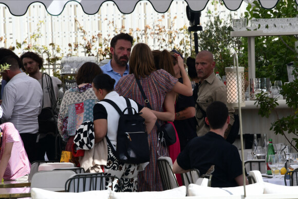 Ben Affleck et sa femme Jennifer Affleck (Lopez) ont déjeuné au restaurant "Loulou" avec leurs enfants respectifs Seraphina, Violet, Maximilian et Emme le jour du 53ème anniversaire de J.Lo lors de leur lune de miel à Paris le 24 juillet 2022.