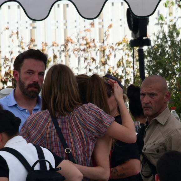 Ben Affleck et sa femme Jennifer Affleck (Lopez) ont déjeuné au restaurant "Loulou" avec leurs enfants respectifs Seraphina, Violet, Maximilian et Emme le jour du 53ème anniversaire de J.Lo lors de leur lune de miel à Paris le 24 juillet 2022.