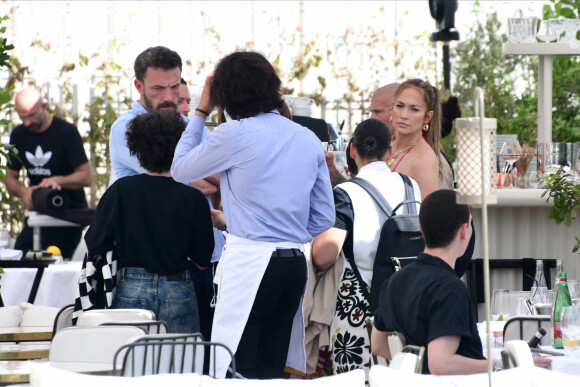 Ben Affleck et sa femme Jennifer Affleck (Lopez) ont déjeuné au restaurant "Loulou" avec leurs enfants respectifs Seraphina, Violet, Maximilian et Emme le jour du 53ème anniversaire de J.Lo lors de leur lune de miel à Paris le 24 juillet 2022.