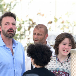 Ben Affleck et sa femme Jennifer Affleck (Lopez) ont déjeuné au restaurant "Loulou" avec leurs enfants respectifs Seraphina, Violet, Maximilian et Emme le jour du 53ème anniversaire de J.Lo lors de leur lune de miel à Paris le 24 juillet 2022.