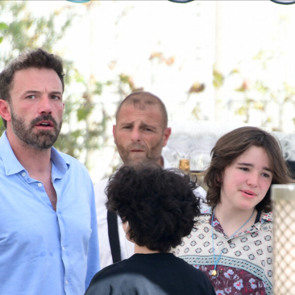 Ben Affleck et sa femme Jennifer Affleck (Lopez) ont déjeuné au restaurant "Loulou" avec leurs enfants respectifs Seraphina, Violet, Maximilian et Emme le jour du 53ème anniversaire de J.Lo lors de leur lune de miel à Paris le 24 juillet 2022.