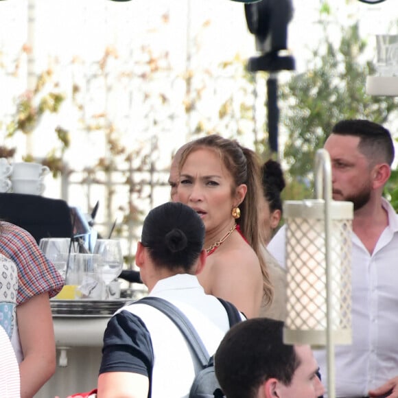 Ben Affleck et sa femme Jennifer Affleck (Lopez) ont déjeuné au restaurant "Loulou" avec leurs enfants respectifs Seraphina, Violet, Maximilian et Emme le jour du 53ème anniversaire de J.Lo lors de leur lune de miel à Paris le 24 juillet 2022.