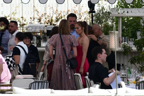 Ben Affleck et sa femme Jennifer Affleck (Lopez) ont déjeuné au restaurant "Loulou" avec leurs enfants respectifs Seraphina, Violet, Maximilian et Emme le jour du 53ème anniversaire de J.Lo lors de leur lune de miel à Paris le 24 juillet 2022.