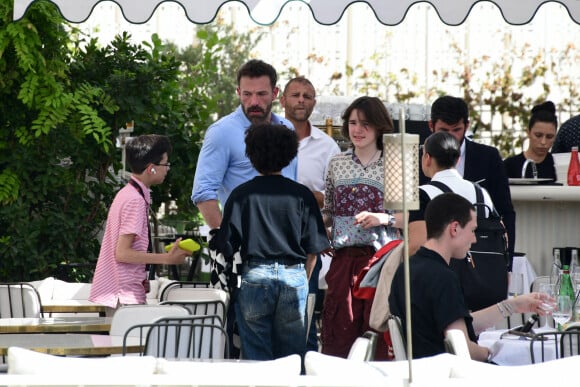 Ben Affleck et sa femme Jennifer Affleck (Lopez) ont déjeuné au restaurant "Loulou" avec leurs enfants respectifs Seraphina, Violet, Maximilian et Emme le jour du 53ème anniversaire de J.Lo lors de leur lune de miel à Paris le 24 juillet 2022.