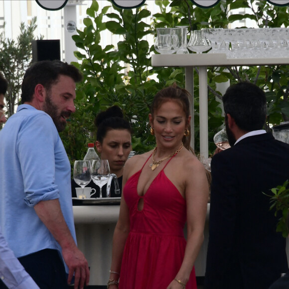 Ben Affleck et sa femme Jennifer Affleck (Lopez) ont déjeuné au restaurant "Loulou" avec leurs enfants respectifs Seraphina, Violet, Maximilian et Emme le jour du 53ème anniversaire de J.Lo lors de leur lune de miel à Paris le 24 juillet 2022.