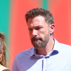 Ben Affleck et sa femme Jennifer Affleck (Lopez) se promènent sur le Pont du Carrousel et arrivent devant la Pyramide du Louvre le jour du 53ème anniversaire de J.Lo lors de leur lune de miel à Paris le 24 juillet 2022.