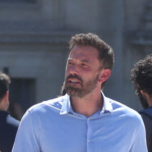 Ben Affleck et sa femme Jennifer Affleck (Lopez) se promènent sur le Pont du Carrousel et arrivent devant la Pyramide du Louvre le jour du 53ème anniversaire de J.Lo lors de leur lune de miel à Paris le 24 juillet 2022.