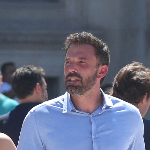 Ben Affleck et sa femme Jennifer Affleck (Lopez) se promènent sur le Pont du Carrousel et arrivent devant la Pyramide du Louvre le jour du 53ème anniversaire de J.Lo lors de leur lune de miel à Paris le 24 juillet 2022.