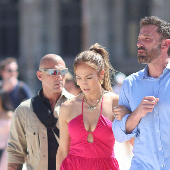 Ben Affleck et sa femme Jennifer Affleck (Lopez) se promènent sur le Pont du Carrousel et arrivent devant la Pyramide du Louvre le jour du 53ème anniversaire de J.Lo lors de leur lune de miel à Paris le 24 juillet 2022.