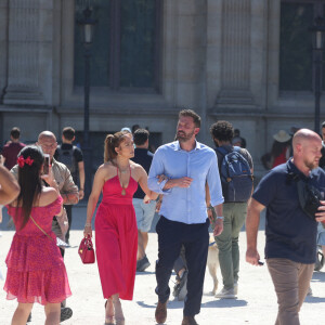 Ben Affleck et sa femme Jennifer Affleck (Lopez) se promènent sur le Pont du Carrousel et arrivent devant la Pyramide du Louvre le jour du 53ème anniversaire de J.Lo lors de leur lune de miel à Paris le 24 juillet 2022.