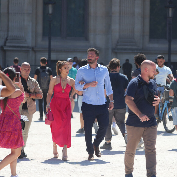 Ben Affleck et sa femme Jennifer Affleck (Lopez) se promènent sur le Pont du Carrousel et arrivent devant la Pyramide du Louvre le jour du 53ème anniversaire de J.Lo lors de leur lune de miel à Paris le 24 juillet 2022.