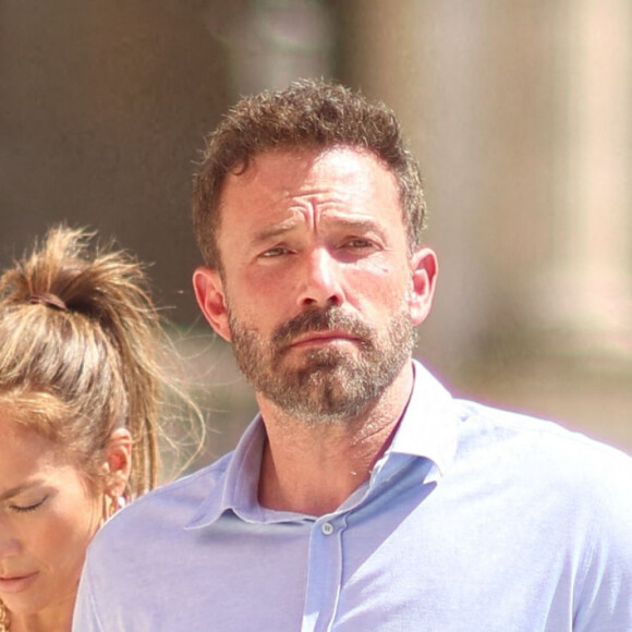 Ben Affleck et sa femme Jennifer Affleck (Lopez) se promènent sur le Pont du Carrousel et arrivent devant la Pyramide du Louvre le jour du 53ème anniversaire de J.Lo lors de leur lune de miel à Paris le 24 juillet 2022.