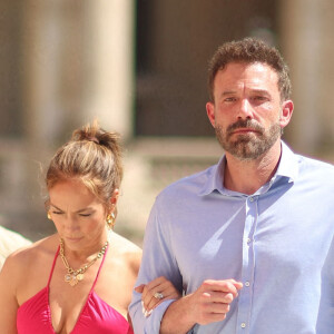 Ben Affleck et sa femme Jennifer Affleck (Lopez) se promènent sur le Pont du Carrousel et arrivent devant la Pyramide du Louvre le jour du 53ème anniversaire de J.Lo lors de leur lune de miel à Paris le 24 juillet 2022.