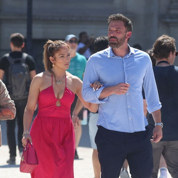 Ben Affleck et sa femme Jennifer Affleck (Lopez) se promènent sur le Pont du Carrousel et arrivent devant la Pyramide du Louvre le jour du 53ème anniversaire de J.Lo lors de leur lune de miel à Paris le 24 juillet 2022.