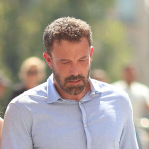 Ben Affleck et sa femme Jennifer Affleck (Lopez) se promènent sur le Pont du Carrousel et arrivent devant la Pyramide du Louvre le jour du 53ème anniversaire de J.Lo lors de leur lune de miel à Paris le 24 juillet 2022.