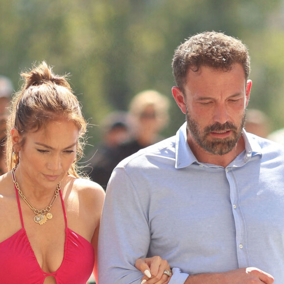 Ben Affleck et sa femme Jennifer Affleck (Lopez) se promènent sur le Pont du Carrousel et arrivent devant la Pyramide du Louvre le jour du 53ème anniversaire de J.Lo lors de leur lune de miel à Paris le 24 juillet 2022.