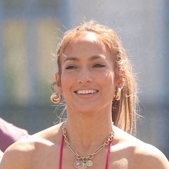 Ben Affleck et sa femme Jennifer Affleck (Lopez) se promènent sur le Pont du Carrousel et arrivent devant la Pyramide du Louvre le jour du 53ème anniversaire de J.Lo lors de leur lune de miel à Paris le 24 juillet 2022.