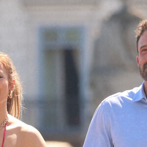 Ben Affleck et sa femme Jennifer Affleck (Lopez) se promènent sur le Pont du Carrousel et arrivent devant la Pyramide du Louvre le jour du 53ème anniversaire de J.Lo lors de leur lune de miel à Paris le 24 juillet 2022.