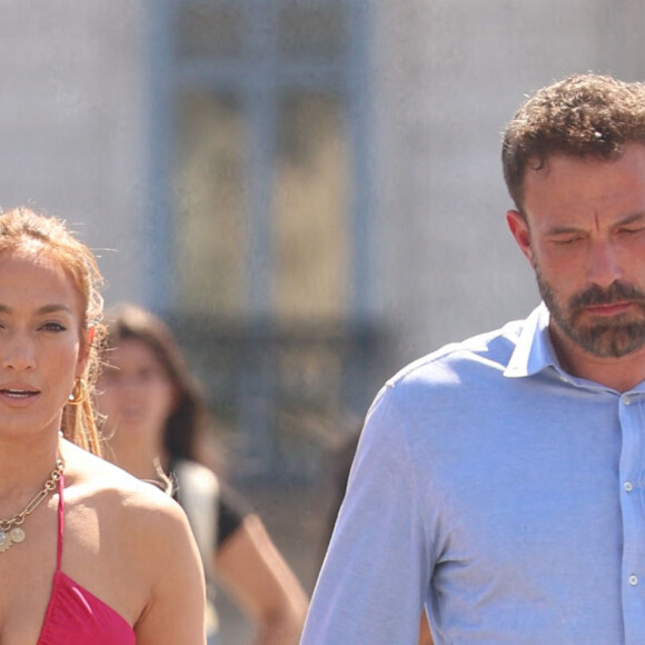 Ben Affleck et sa femme Jennifer Affleck (Lopez) se promènent sur le Pont du Carrousel et arrivent devant la Pyramide du Louvre le jour du 53ème anniversaire de J.Lo lors de leur lune de miel à Paris le 24 juillet 2022.