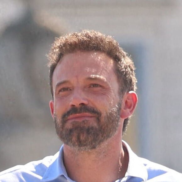 Ben Affleck et sa femme Jennifer Affleck (Lopez) se promènent sur le Pont du Carrousel et arrivent devant la Pyramide du Louvre le jour du 53ème anniversaire de J.Lo lors de leur lune de miel à Paris le 24 juillet 2022.