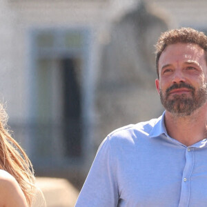 Ben Affleck et sa femme Jennifer Affleck (Lopez) se promènent sur le Pont du Carrousel et arrivent devant la Pyramide du Louvre le jour du 53ème anniversaire de J.Lo lors de leur lune de miel à Paris le 24 juillet 2022.