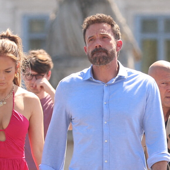 Ben Affleck et sa femme Jennifer Affleck (Lopez) se promènent sur le Pont du Carrousel et arrivent devant la Pyramide du Louvre le jour du 53ème anniversaire de J.Lo lors de leur lune de miel à Paris le 24 juillet 2022.