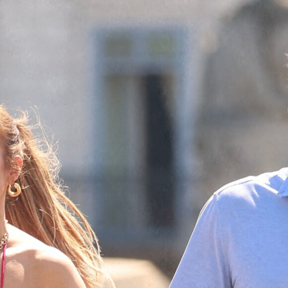 Ben Affleck et sa femme Jennifer Affleck (Lopez) se promènent sur le Pont du Carrousel et arrivent devant la Pyramide du Louvre le jour du 53ème anniversaire de J.Lo lors de leur lune de miel à Paris le 24 juillet 2022.