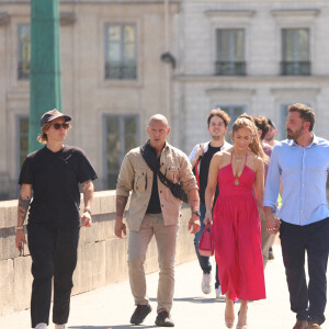 Ben Affleck et sa femme Jennifer Affleck (Lopez) se promènent sur le Pont du Carrousel et arrivent devant la Pyramide du Louvre le jour du 53ème anniversaire de J.Lo lors de leur lune de miel à Paris le 24 juillet 2022.